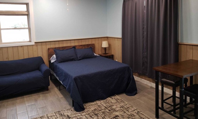 Man O War Cay Apartamento | "The Office" Studio - Close to Beach, Dock slip included