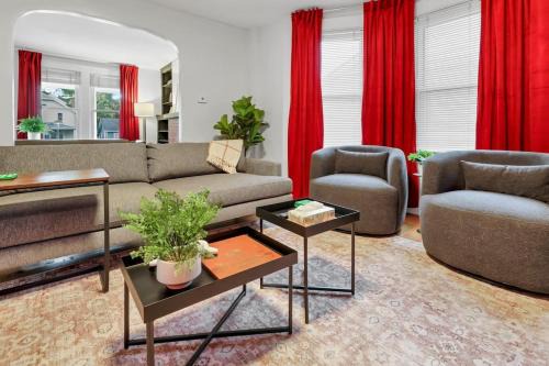 Clintonville Casa | The Ohio State of Mind 5BR 2BA