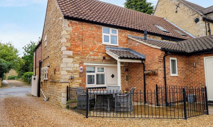 Newborough Cabaña | THE OLD BAKERY COTTAGE, pet friendly, with a garden in Peterborough