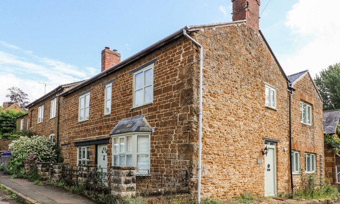 Hook Norton Casa | THE OLD BAKERY, family friendly, with a garden in Hook Norton
