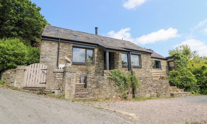 Ciliau-Aeron Cabaña | THE OLD BARN, pet friendly, with open fire in Aberaeron