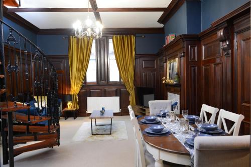 Winchester Casa | The Old Brewery Boardroom - Winchester City Centre - Unique Property - Free Parking - Sleeps 6 - by XPlus Stays