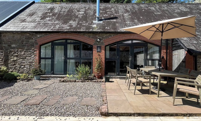 Llanfihangel Tal-y-llyn Casa | The Old Byre at Llandetty Hall Farm Brecon Beacons Historic Barn Farm Stay