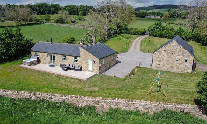 Eggleston Casa | THE OLD BYRE, pet friendly, with hot tub in Middleton-In-Teesdale