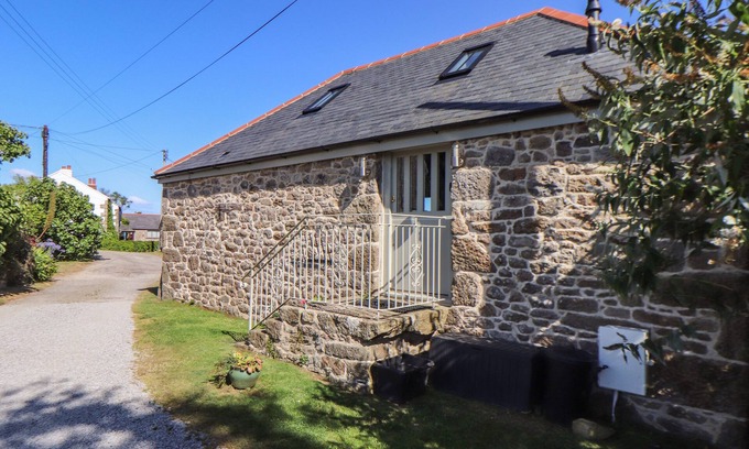Helford Passage Cabaña | THE OLD BYRE, pet friendly, luxury holiday cottage in Mawnan Smith