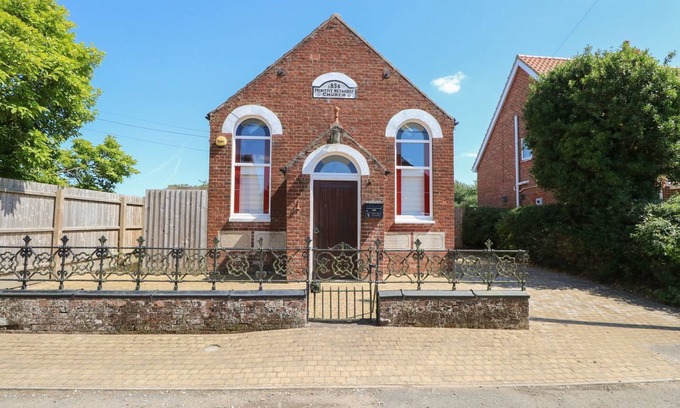 Foxley Cabaña | THE OLD CHAPEL, family friendly, with hot tub in Bawdeswell