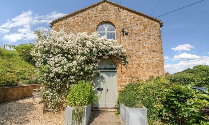 Stoke Abbott Cabaña | The Old Chapel - sleeps 6 guests in 3 bedrooms