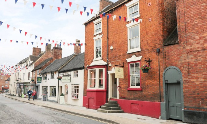 Ashbourne Cabaña | The Old Clock Makers, ASBOURNE