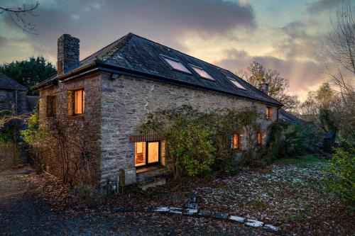 Totnes Casa | The Old Coach House - Converted barn with private garden parking and fireplace