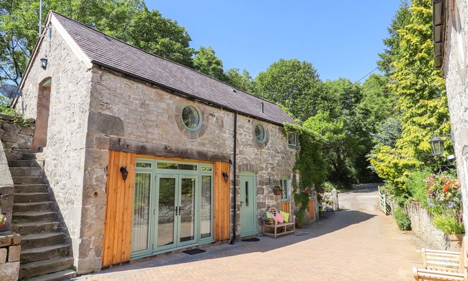 Mold Cabaña | The Old Coach House, LLANARMON-YN-IAL