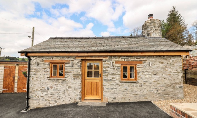 Tirabad Cabaña | THE OLD COBBLERS SHOP, romantic, with hot tub in Llandrindod Wells