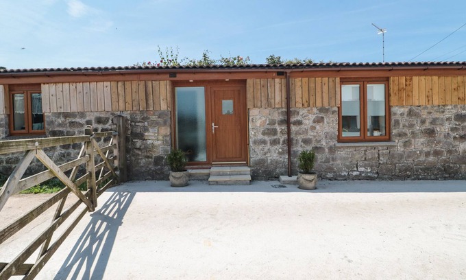 Banwell Cabaña | THE OLD COW SHED, romantic, country holiday cottage in Banwell