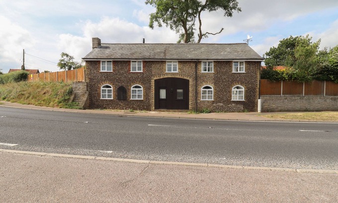 Blythburgh Cabaña | THE OLD CUSTOM HOUSE, pet friendly, with open fire in Wangford