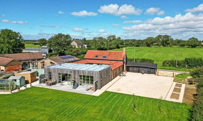 Crudwell Casa | The Old Dairy: A Stunning Detached Rural Retreat
