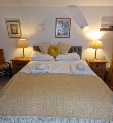 New Forest District Casa | The Old Dairy, comfy 1 bedroom apartment with lounge,bathroom and kitchenette near town, pubs and walks