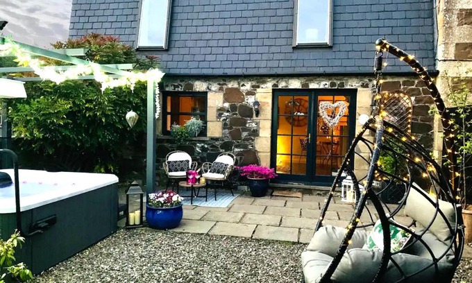 Cupar Apartamento | The Old Dairy - Cosy Country Cottage with Hot Tub & Log Burner