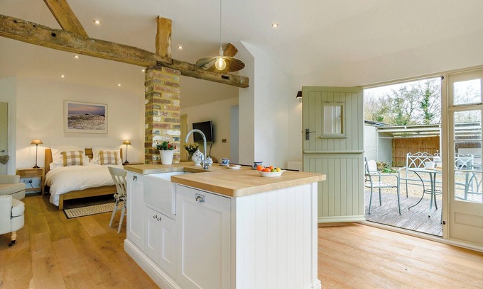 Plumpton Green Cabaña | The Old Dairy At Wooton - UKC4355