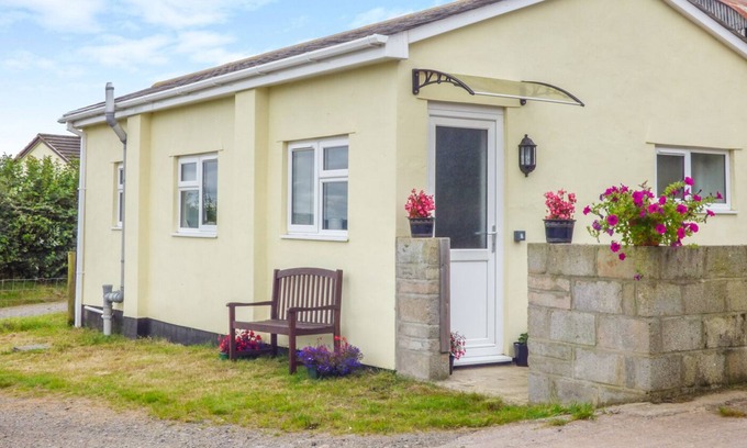 Christchurch Cabaña | The Old Dairy Holiday Cottage, OAKFORD