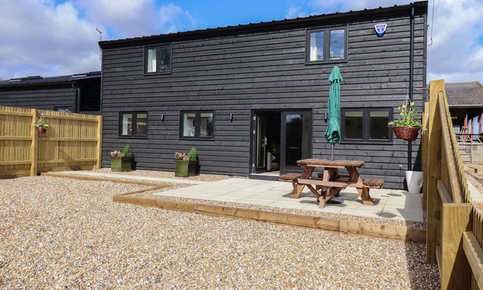 Adisham Cabaña | THE OLD DAIRY, pet friendly, country holiday cottage in Wingham