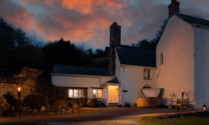 Combe Martin Cabaña | The Old Farmhouse - sleeps 6 guests in 3 bedrooms