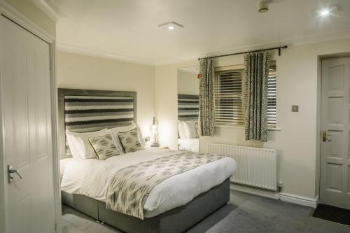 Warwick Casa | The Old Fourpenny Hotel