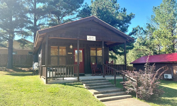 Mountain View Cabina | The Old Home Place in amazing Mountain View, close to the courthouse square