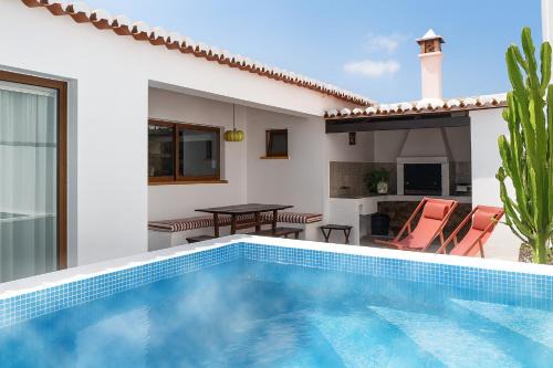 Baiona Casa | The Old House with Heated Pool, BBQ, Fireplace