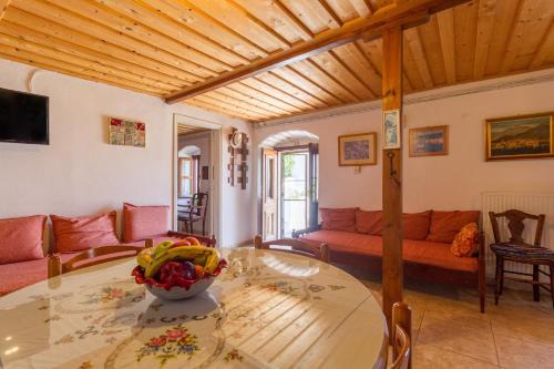 Evreti Casa | The Old House - Wood & Stone