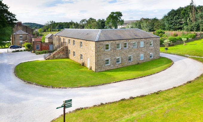 Alfreton Cabaña | The Old Milking Parlour - 6 bedroom property with hot tub