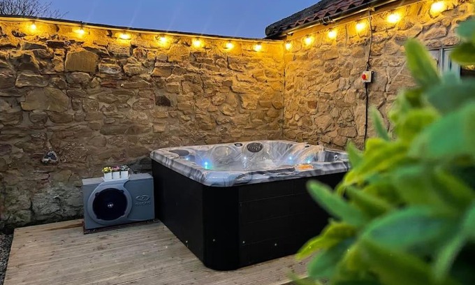 Stockton-on-Tees Casa | The Old Moat Barn - With Private Hot Tub