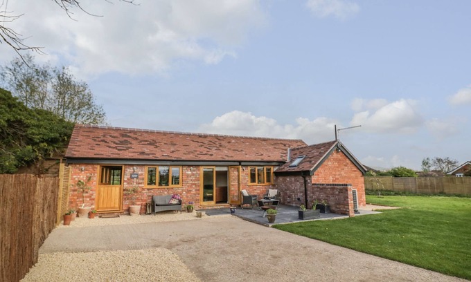 Defford Cabaña | THE OLD PIGGERY, pet friendly, character holiday cottage in Defford