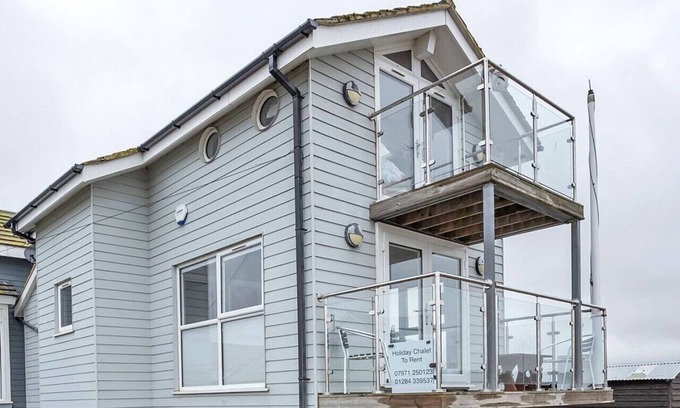 Martlesham Heath Casa | The Old Pilot Hut, Felixstowe Ferry, Amazing Views