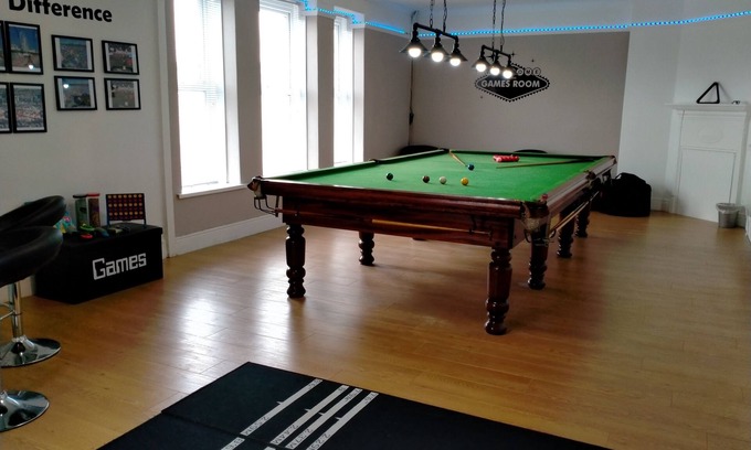 Llansamlet Casa | The Old Post Office -Games / Gym Room, Multiple Bedrooms Great for Families