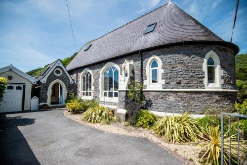 Llanybri Casa | The Old School - Beautiful School House, quiet location near the coast