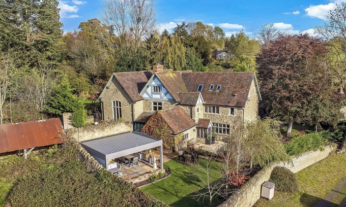 Munslow Cabaña | THE OLD SCHOOL, family friendly, with hot tub in Craven Arms