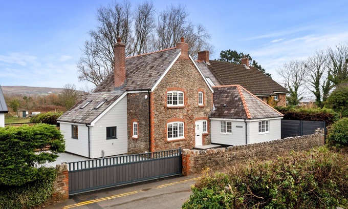 Crynant Cabaña | The Old School - Luxury Cottages
