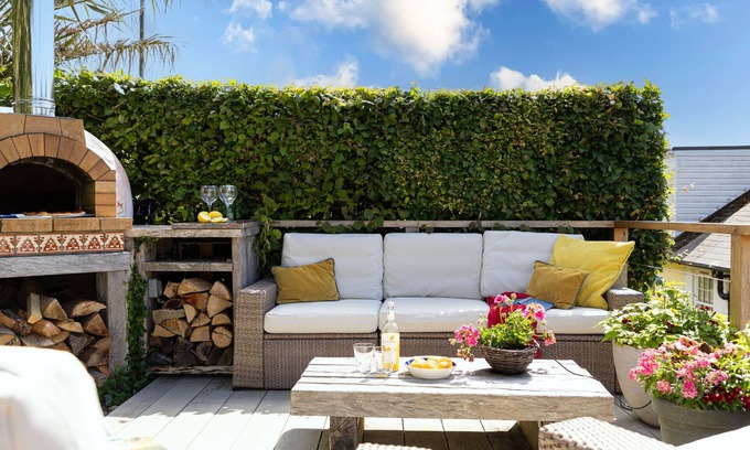 Galmpton Cabaña | The Old Shop House - sleeps 6 guests in 3 bedrooms