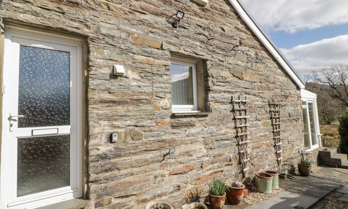 Maentwrog Cabaña | THE OLD SMITHY COTTAGE, with a garden in Penrhyndeudraeth
