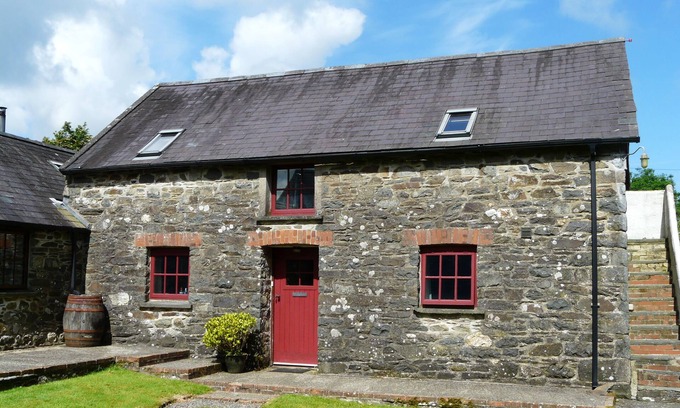 Pontfaen Cabaña | THE OLD STABLE, pet friendly, character holiday cottage in Fishguard