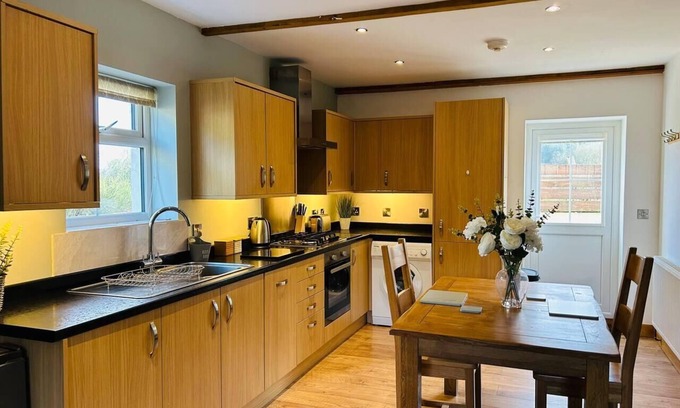 Llanllyfni Casa | The Old Stables - a gem surrounded by mountains!
