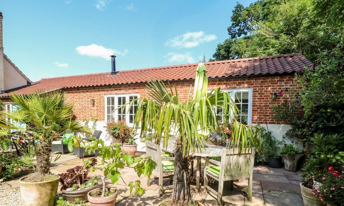 East Dereham Cabaña | THE OLD STABLES, pet friendly, character holiday cottage in Litcham