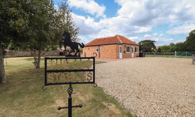 Folkingham Cabaña | THE OLD STABLES, pet friendly, with a garden in Folkingham