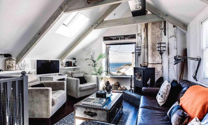 Porthleven Casa | The Old Stores, Luxury beach side selfcatered holiday cottage above the beach
