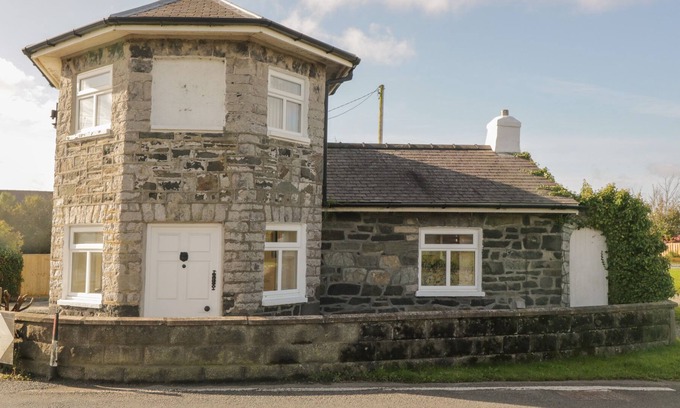Caergeiliog Cabaña | THE OLD TOLL HOUSE, pet friendly, luxury holiday cottage in Valley