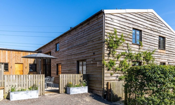 Cheltenham Cabaña | The Old Tractor Shed, Cheltenham - sleeps 12 guests in 5 bedrooms