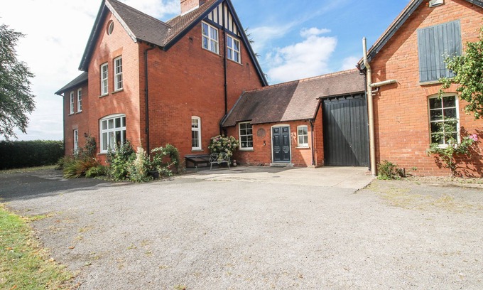 Leominster Cabaña | THE OLD VICARAGE, family friendly, with open fire in Leominster