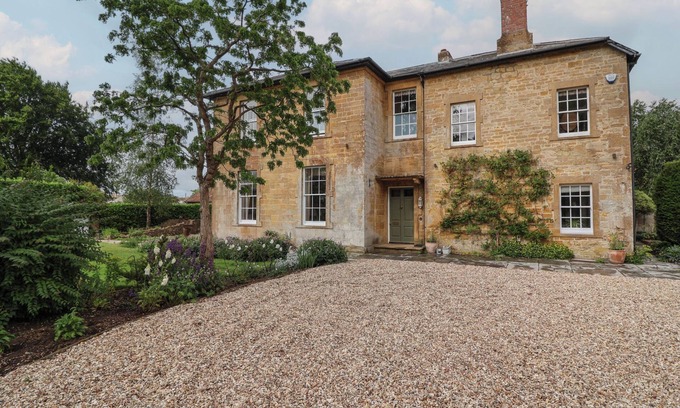 Merriott Cabaña | THE OLD VICARAGE, pet friendly, with a garden in Merriott
