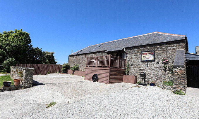 Downderry Cabaña | The Old Wagon House, views over the fields and sea