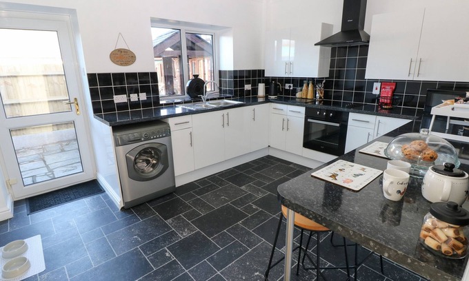 Rumney Cabaña | The Old Well Bungalow - Ty Mawr Farm