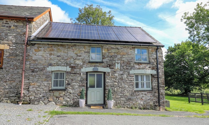 Llanybydder Cabaña | THE OLD WORKSHOP, pet friendly, country holiday cottage in Lampeter